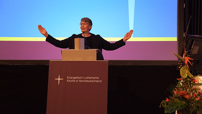 Landesbischöfin Kristina Kühnbaum-Schmidt spricht zum Tagungsende den Reisesegen. 