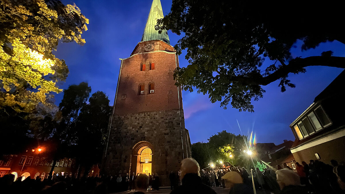 St. Lorenz bei Nacht: Die Kirche ist Schauplatz eines sehr bewegendes Synoden-Gottesdienstes zum Thema Schutz vor Gewalt und Machtmissbrauch. 
