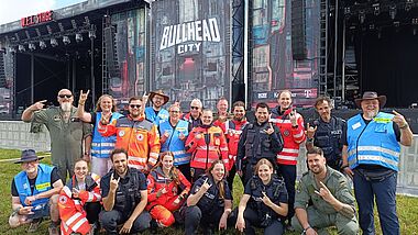 Gruppenfoto vom Team der Festival-Seelsorge in Wacken auf dem Festival-Gelände 2025