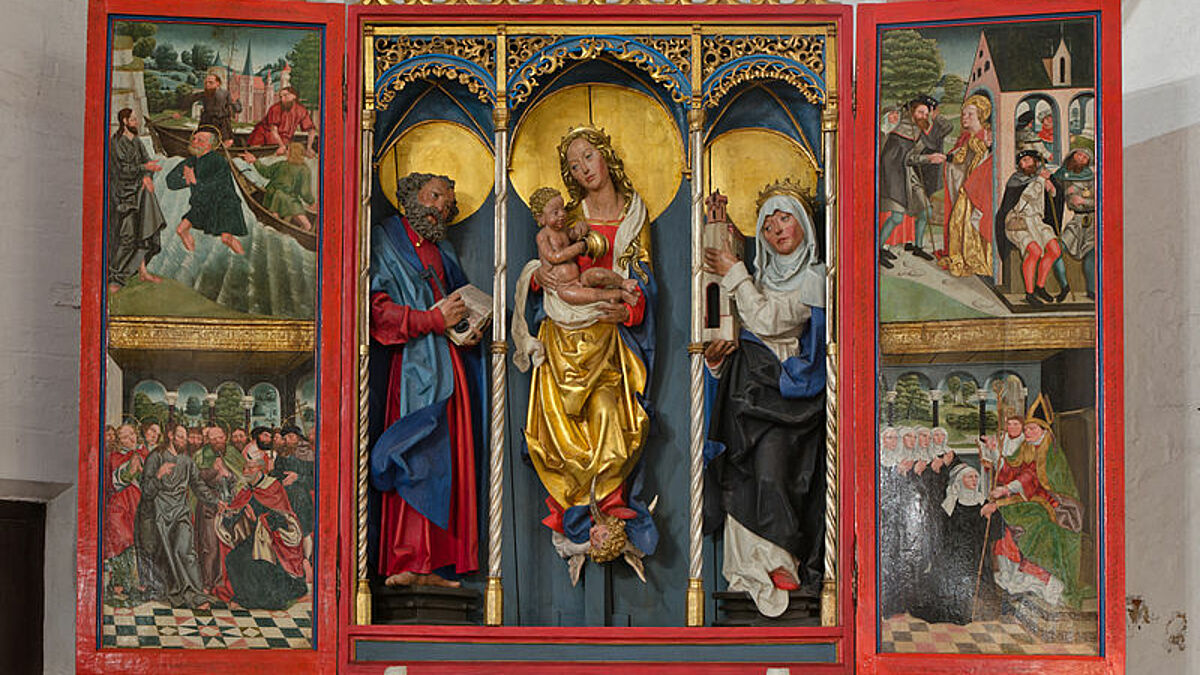 Ein Publikumsmagnet: Der Petrialtar des Fischeramtes (1508) in der Hamburger Hauptkirche St. Jacobi. Im Mittelschrein sind zu sehen: Maria mit dem Kind, flankiert von Petrus mit den Schlüsseln und der heiligen Gertrud, einer Pilgerheiligen.