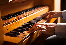 Organist in einer Kirche (Symbolbild)