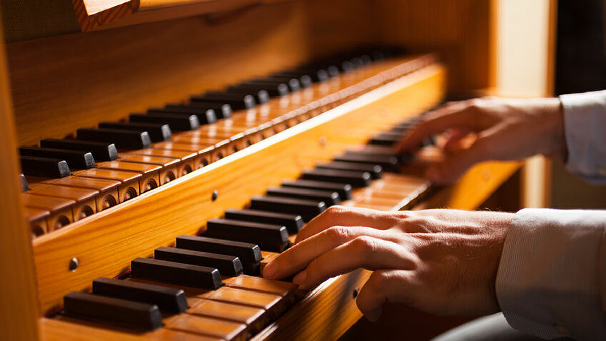 Organist in einer Kirche