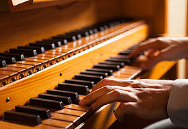 Organist in einer Kirche