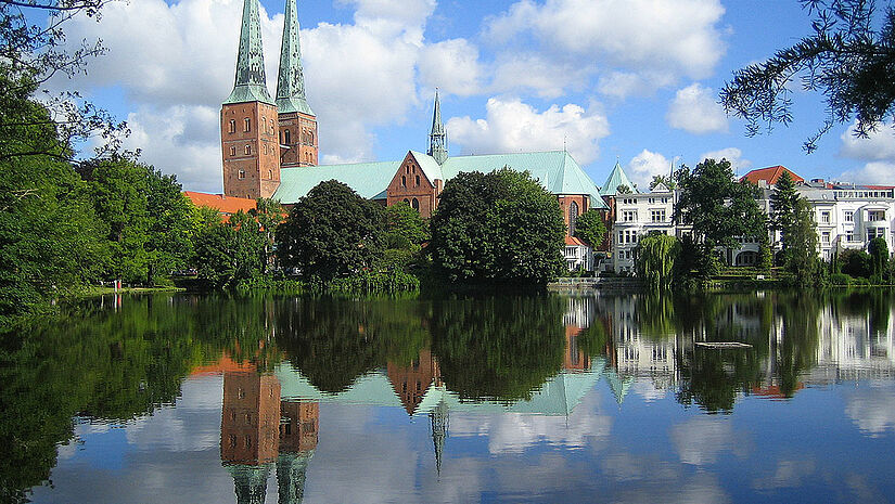 Der Lübecker Dom mit seinen zwei Türmen.