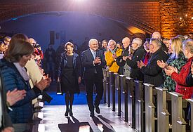Für die Aufzeichnung einer Weihnachtssendung waren Bundespräsident Frank-Walter Steinmeier und Elke Büdenbender nach Flensburg in die St. Nikolaikirche gekommen.