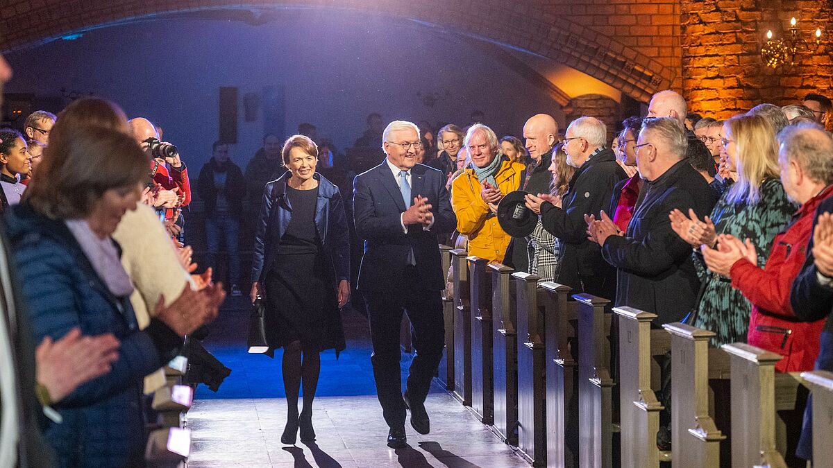 Für die Aufzeichnung einer Weihnachtssendung waren Bundespräsident Frank-Walter Steinmeier und Elke Büdenbender nach Flensburg in die St. Nikolaikirche gekommen.