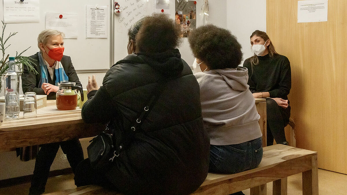 Bischöfin Kirsten Fehrs im Gespräch mit Bewohnerinnen eines Hamburger Wohnprojekts für Mädchen.