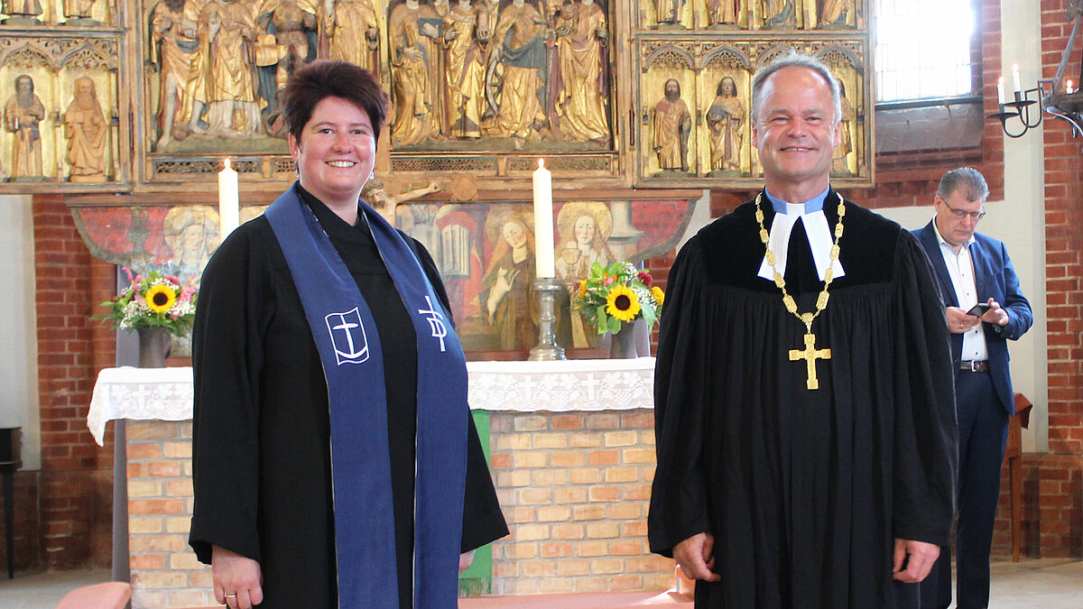 Seemannsdiakonin Stefanie Zernikow mit Bischof Tilman Jeremias.                                                                                                                                                                  