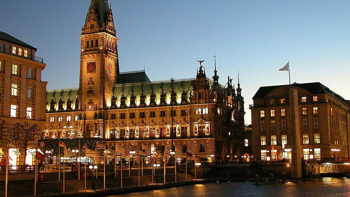 Mit einem Durchbruch bekommt die "Rathauspassage" unter dem Rathausplatz künftig Fenster zur Kleinen Alster mit Blick auf die Alsterarkaden.