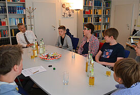 Präsident des Landeskirchenamts der Nordkirche, Prof. Peter Unruh, im Gespräch mit acht Schülern am Sozialen Tag 2013