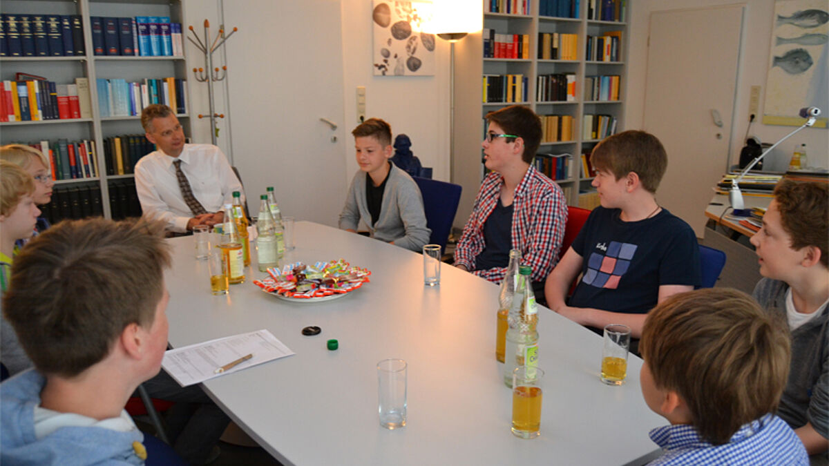 Der Präsident des Landeskirchenamts der Nordkirche, Prof. Peter Unruh (4. v.l.), im Gespräch mit acht Schülern am Sozialen Tag 2013