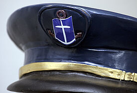 Schirmmütze mit Logo der Deutschen Seemannsmission (DSM), einem stilisierten Ankerkreuz.