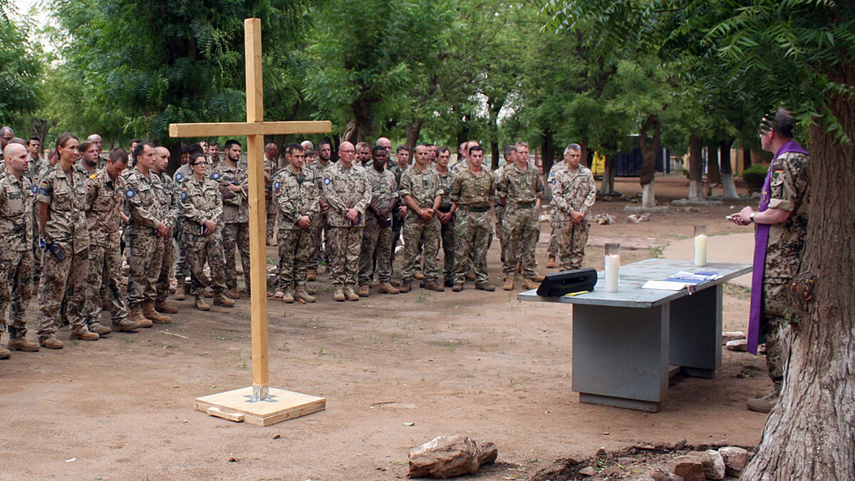 Militärpfarrer Andreas-Christian Tübler im vergangenen Jahr bei einem Gottesdienst in Mali