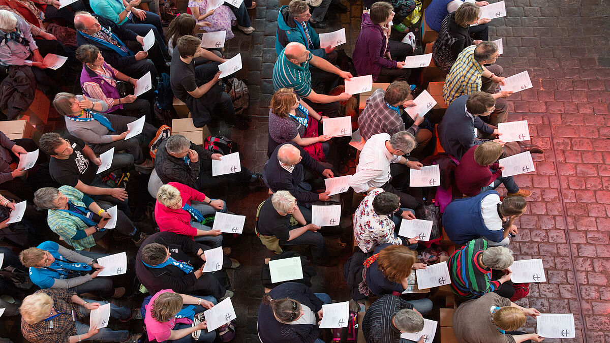 Gastfreundschaft in den Gemeinden zum Kirchentag: Die Menschen kommen zusammen zum Beten, Singen und Reden.