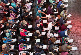 Gastfreundschaft in den Gemeinden zum Kirchentag: Die Menschen kommen zusammen zum Beten, Singen und Reden.