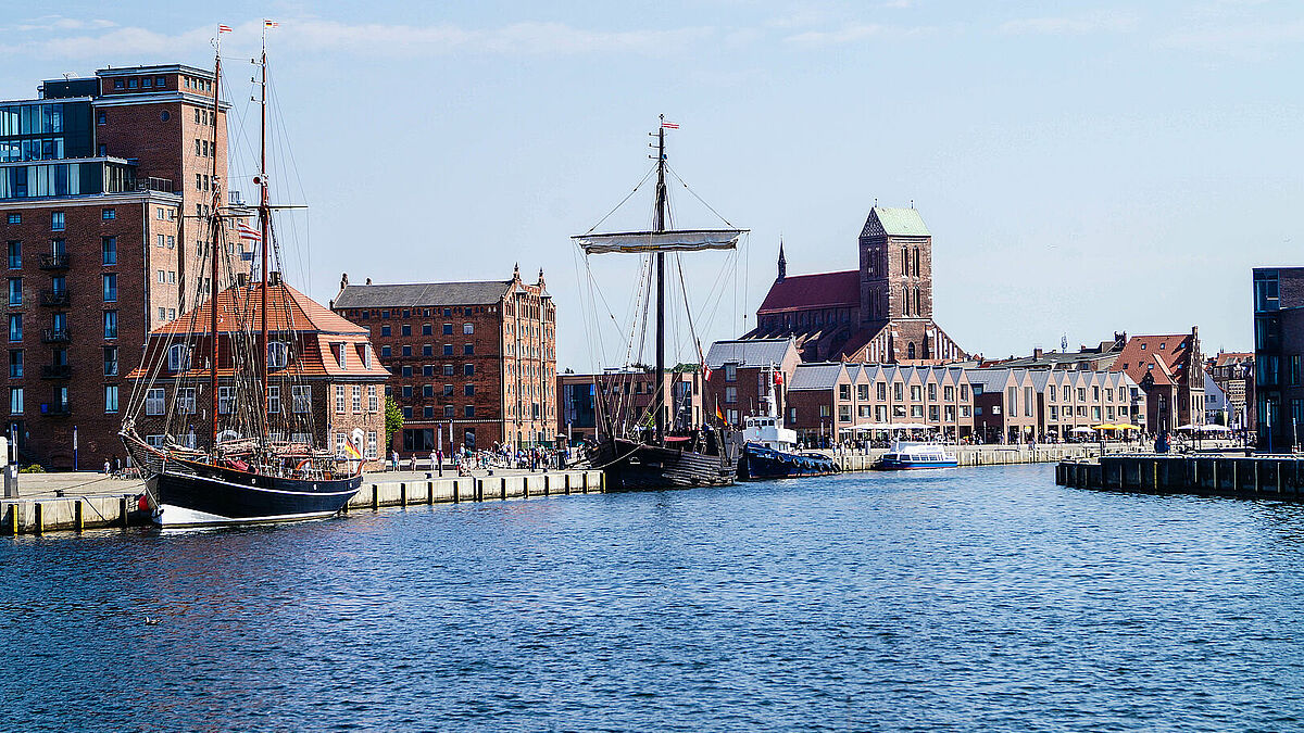 Die Nikolaikirche liegt nahe dem Alten Hafen in Wismar.