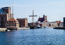 Die Nikolaikirche liegt nahe dem Alten Hafen in Wismar.