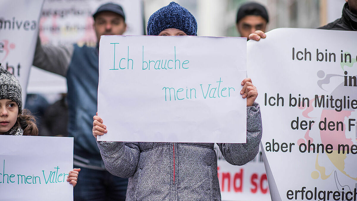 Nicht nur in Schleswig-Holstein ein Thema: Geflüchtete Menschen demonstrieren in Berlin für eine erleichterte Familienzusammenführung.