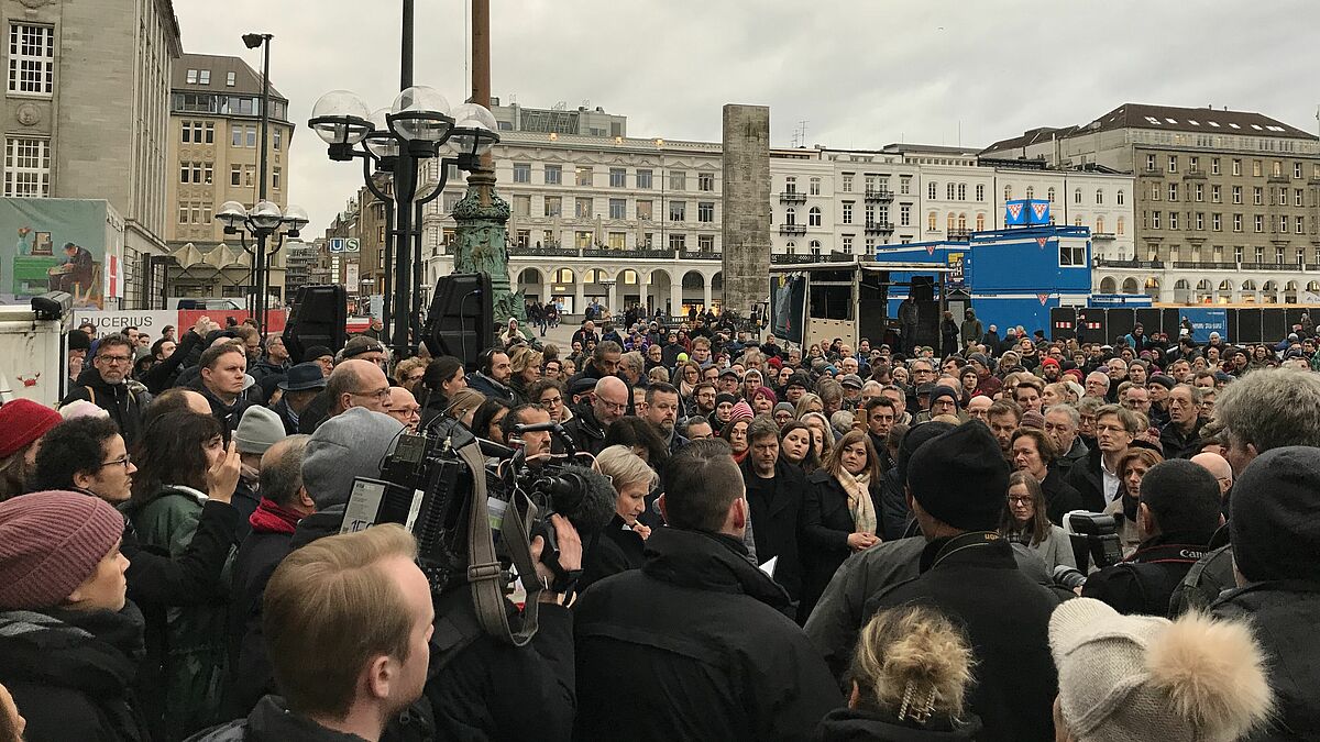 Bischöfin Kirsten Fehrs spricht auf dem Hamburger Rathausmarkt gegen rechte Gewalt.
