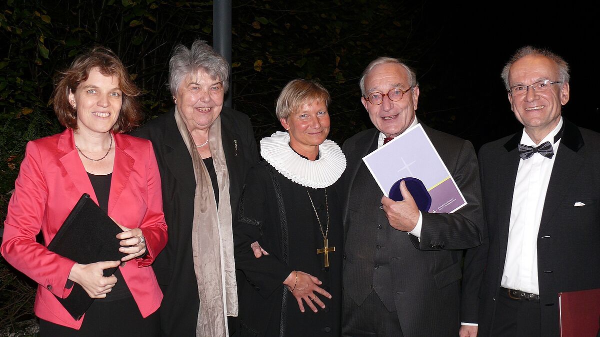 Pröpstin Astrid Kleist, Renate Billig, Bischöfin Kirsten Fehrs, Helmut Stange und Propst Horst Gorski (v.l.) nach dem Gottesdienst zur Verleihung der Bugenhagenmedaille