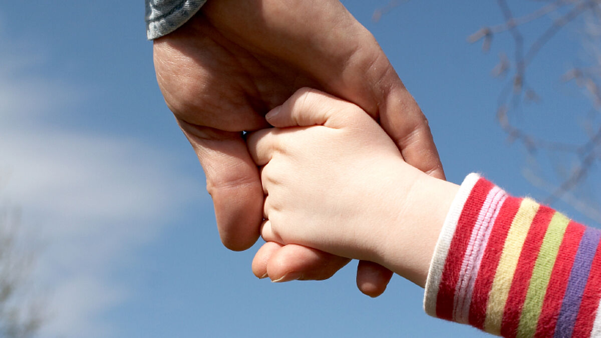 Bischof Magaard wünscht sich ein Bündnis gegen Kinderarmut in Schleswig-Holstein (Symbolbild).