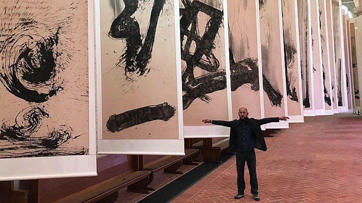 Künstler Qin Feng in seiner Ausstellung in der Hauptkirche St. Katharinen