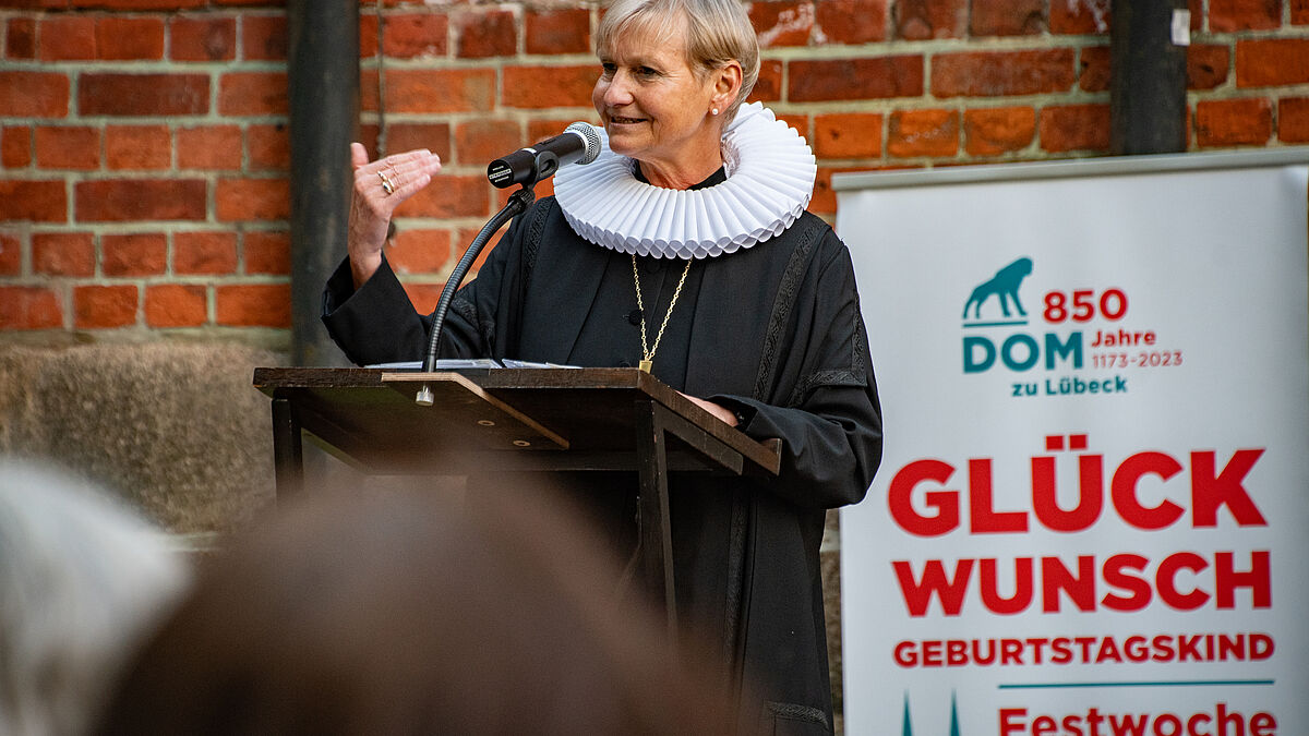 Bischöfin Kirsten Fehrs während des Abendsegens