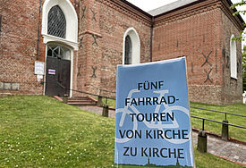 Nahaufnahme Infoflyer mit Aufschrift von Kirche zu