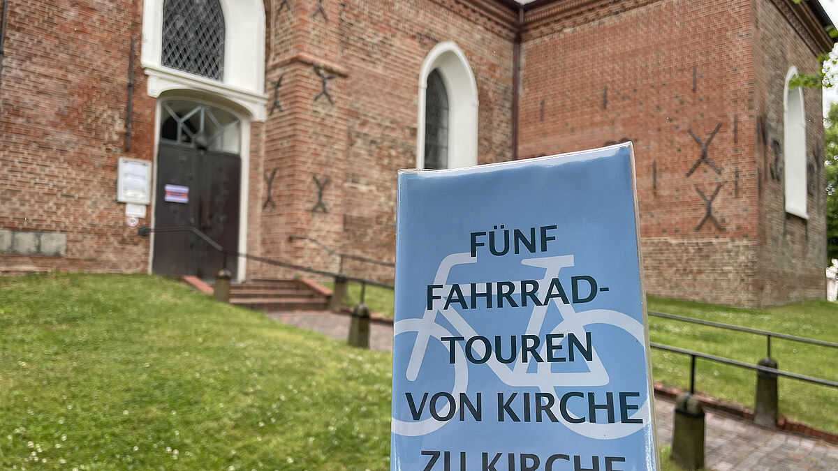Empfehlung für Radtouren durch Eiderstedt: Die Kartensammlung "Touren von Kirche zu Kirche" ist detalllierte Routenbeschreibung und interessanter Info-Flyer aller 18 Kirchen gleichzeitig. Foto: Inke Pohl
