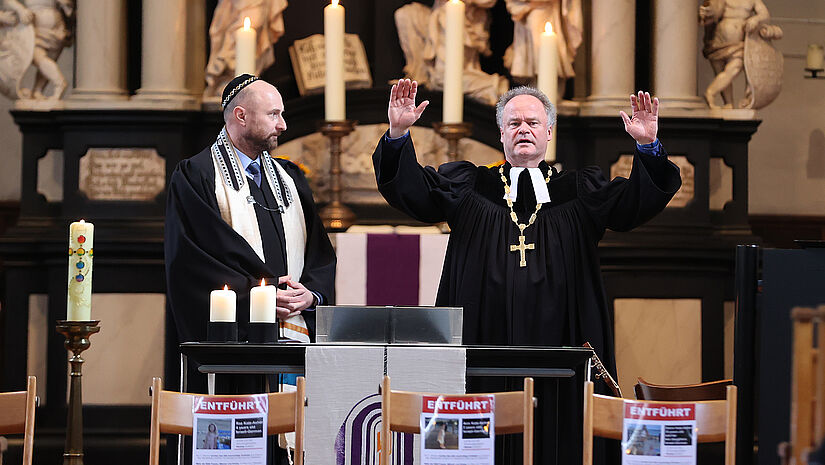 Am Ende des Gottesdienstes spendet Bischof Tilman Jeremias den Segen. Landesrabbiner Yuriy Kadnikov (links) hielt zuvor die Predigt/Derascha. Die Synodalen starten anschließend in den ersten Sitzungstag.