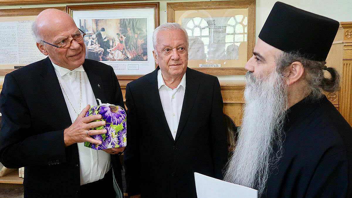 Landesbischof Gerhard Ulrich (v.l.) im Gespräch mit Sotirios Tsenes, Vorsitzender der Kalavrytaner in Athen, und dem Abt der Agia Lavra von Kalavryta