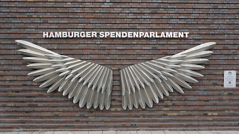 Spendenparlament Der Hamburger Spendenengel ist eine oeffentlich sichtbare Kunstinstallation des Spendenparlaments im Westfield Hamburg-Überseequartier