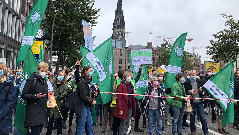 Churches for Future gehen in Hamburg für mehr Klimagerechtigkeit auf die Straße. 