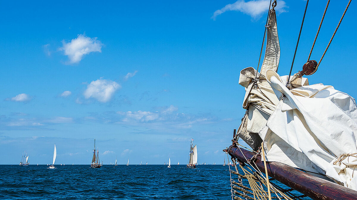 In acht Hafenorten zwischen Flensburg und Kühlungsborn wird die Musicaltruppe mit ihrem Schiff anlegen.