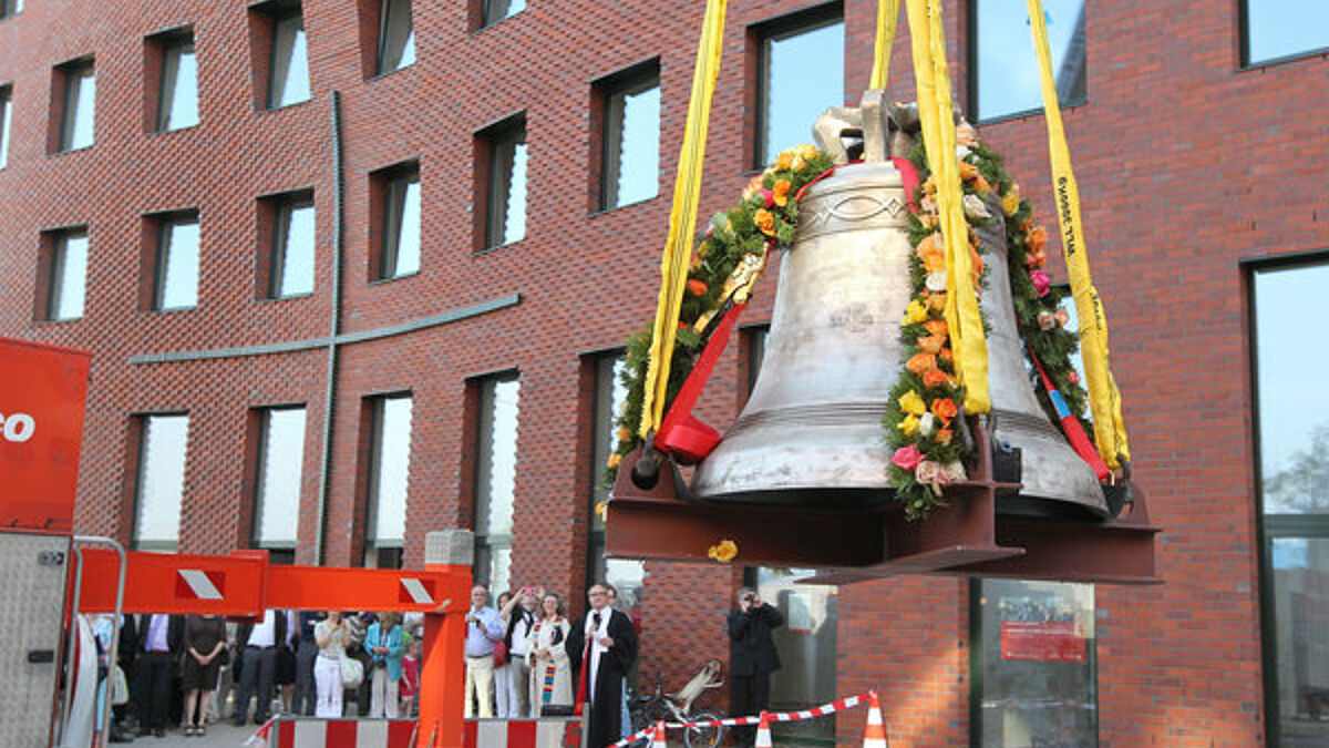 Glocke in der HafenCity: Per Lastkran wurde das 630 Kilogramm schwere Bronzestück bei der Installation im Mai diesen Jahres an der Fassade des neuen "Ökumenischen Forums" auf 23 Meter Höhe gehievt