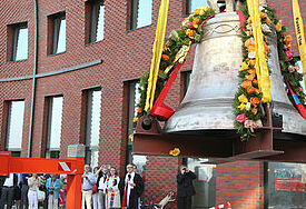Eine Glocke für das Ökumenische Forum