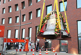 Ein Glocke für die Hamburger Hafencity - Per Lastkran wurde das 630 Kilogramm schwere Bronzestück bei der feierlichen Installation im Mai diesen Jahres an der Fassade des neuen "Ökumenischen Forums" auf 23 Meter Höhe gehievt