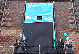 Der Countdown-Zähler zum Kirchentag in Hamburg mit einer "roten 99" wurde an der Wand der Hauptkirche St. Petri enthüllt.