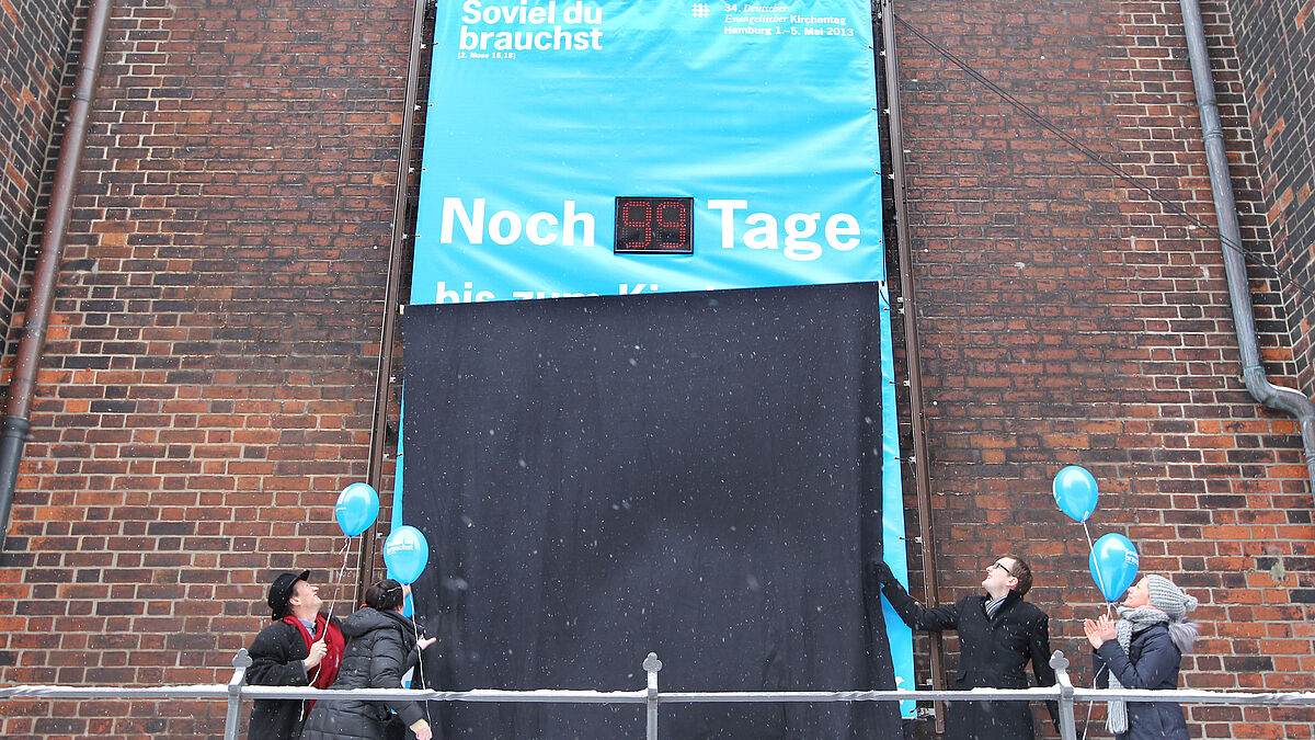 Der Countdown-Zähler zum Kirchentag in Hamburg mit einer "roten 99" wurde an der Wand der Hauptkirche St. Petri enthüllt.