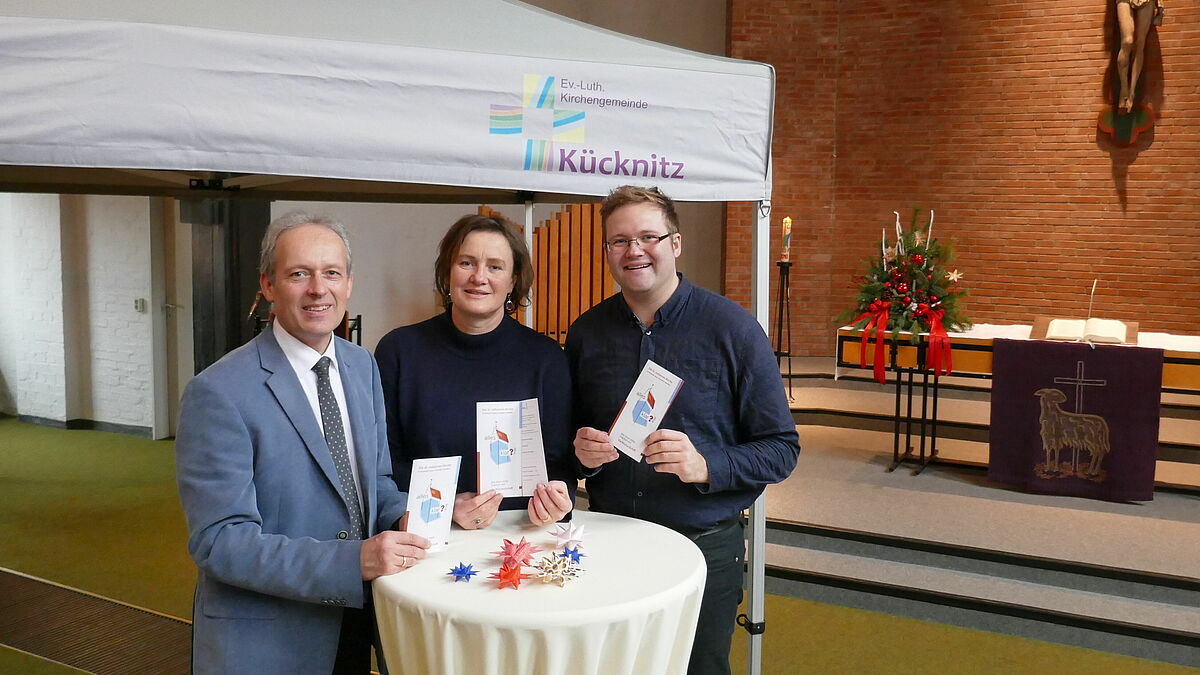 Pastor Albrecht Martins (v.l.n.r.), Anne Werning und Niels Sönnichsen freuen sich auf die Renovierung der St. Johannes-Kirche in Lübeck-Kücknitz. 