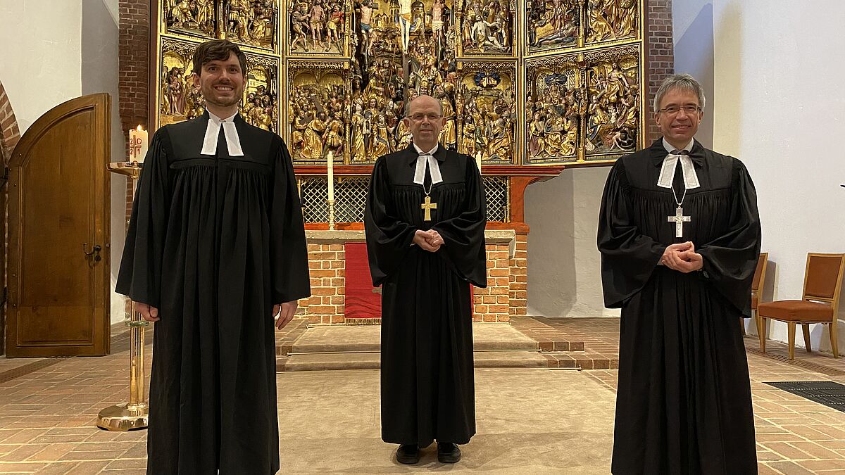 Pastor Dr. Alexander Dietz, Bischof Magaard und Propst Daniel Havemann nach der Ordination in der Marienkirche in Bad Segeberg