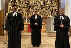 Pastor Dr. Alexander Dietz, Bischof Magaard und Propst Daniel Havemann nach der Ordination in der Marienkirche in Bad Segeberg