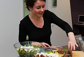 Hier wird gearbeitet: Lucia Schmitt bereitet den Salat zu