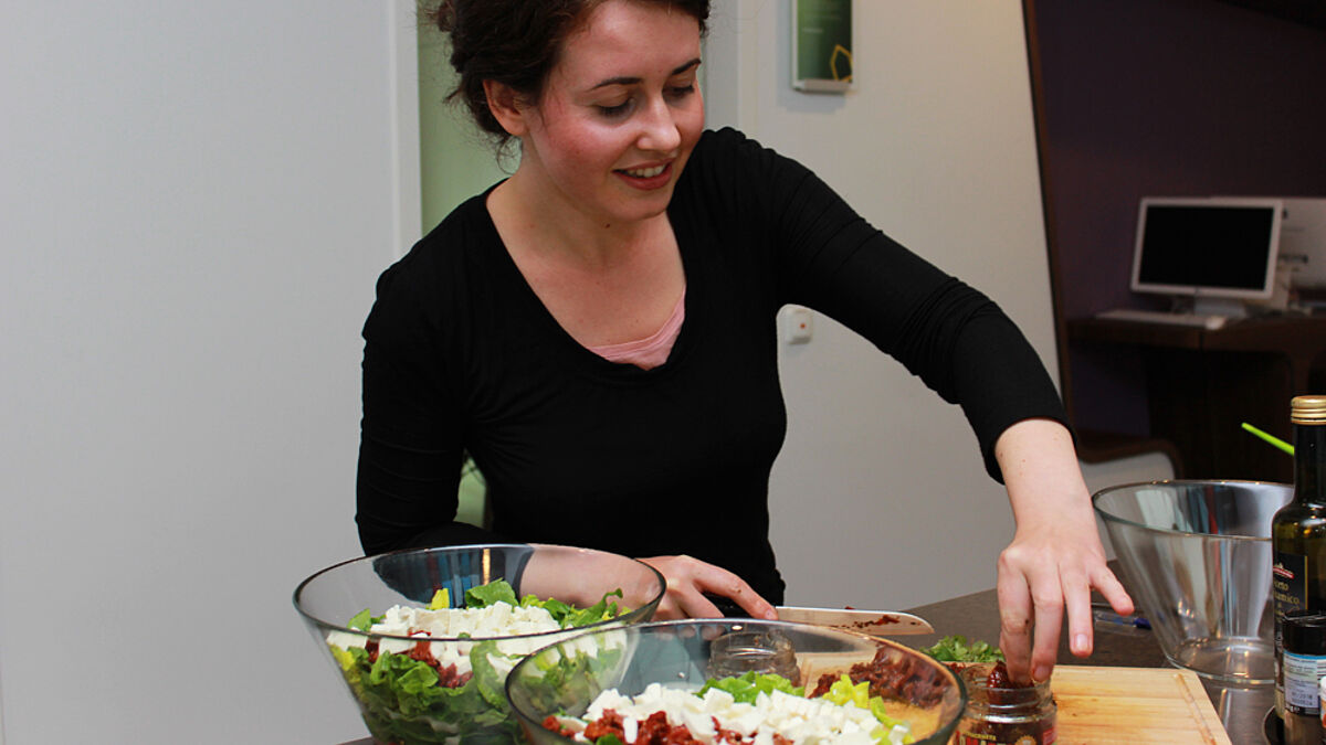 Hier wird gearbeitet: Lucia Schmitt bereitet den Salat zu