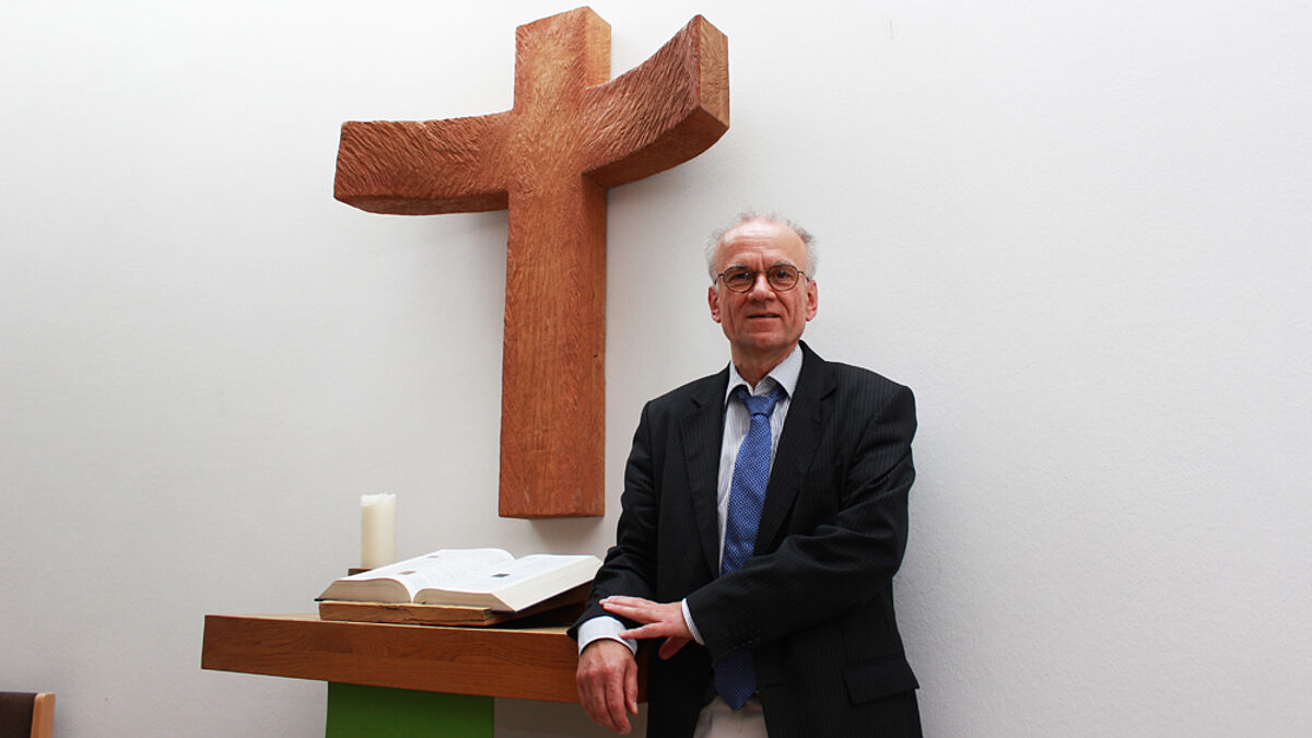 Propst Horst Gorski im Andachtsraum des Kirchenkreises