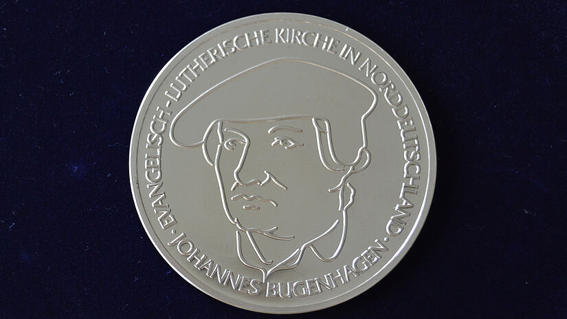Die Bugenhagenmedaille wird verliehen für hervorragende Verdienste um das kirchliche Leben und ist die höchste Auszeichnung der Nordkirche für ehrenamtliches Engagement.