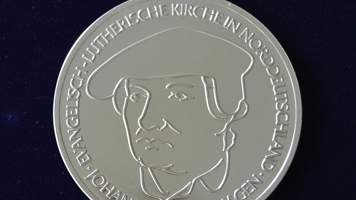 Diese Medaille wird für hervorragende Verdienste um das kirchliche Leben überreicht und ist die höchste Auszeichnung der Nordkirche für ehrenamtliches Engagement. 