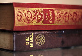 Die heiligen Schriften des Christentum und des Islam- die Bibel und der Koran