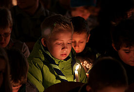 Kinder bei der Aktion Friedenslicht 2011 (c) RdP / Andreas Kläger