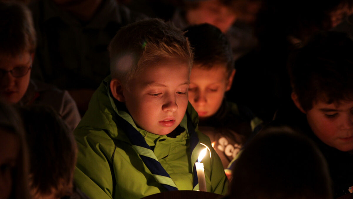Kinder bei der Aktion Friedenslicht 2011